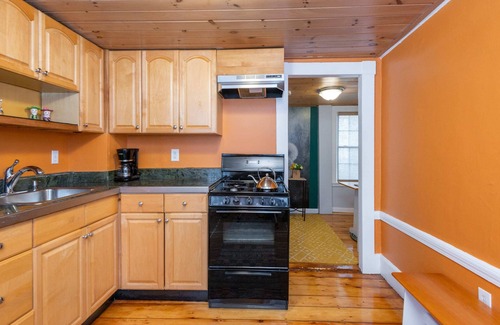 Salem Apartment | *Omi's 1BR Witch-House/Downtown Salem/Hocus Pocus