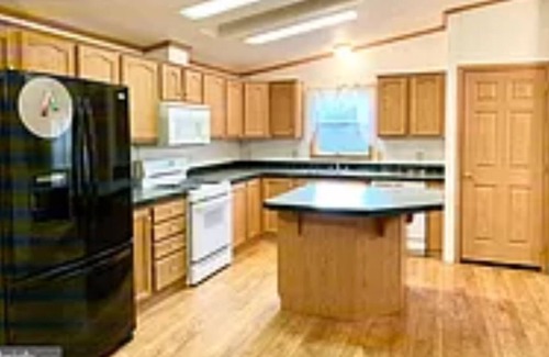 Tyrone House | On 105 Acre Farm. 30 miles from Penn State University and 20 miles from Altoona.