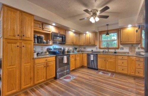 Branson House | On 16acres:FirePit MountainView Trampoline 3Decks Game Rm 10 min from everything