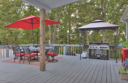 Branson House | On 16acres:FirePit MountainView Trampoline 3Decks Game Rm 10 min from everything