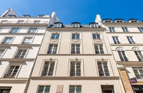 Gaillon Apartment | On banks of Seine & minutes to Palais Royal-stone's throw to the Louvre museum