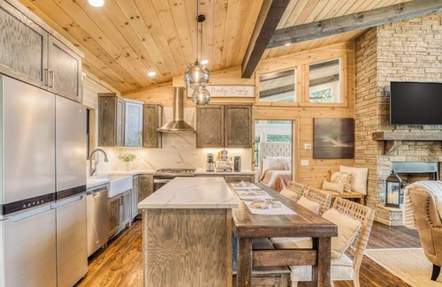 Foxfire Estates Cabin | *On Cloud Ten*Luxury|$$ Views |KINGS|HotTub