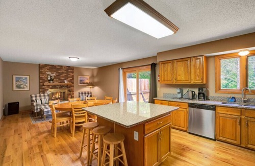 Woodbury Apartment | On Colby Lake, trail access around lake, shops, Woodbury nearby, serene home