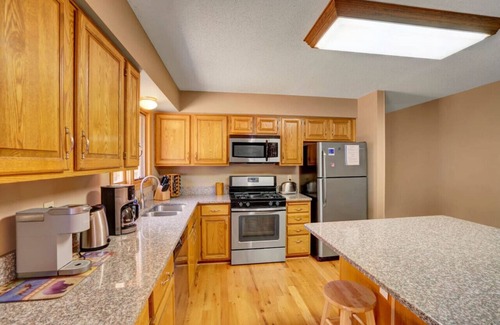 Woodbury Apartment | On Colby Lake, trail access around lake, shops, Woodbury nearby, serene home