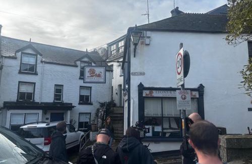 West Looe Apartment | On Season 4 of BBC 1s BEYOND PARADISE - Prospect House is TWO PRIVATE APARTMENTS in this 17th CENTURY COTTAGE - Apartment 2 has a KIDS CABIN BUNK ROOM - Book both apartments for ONE LARGE HOUSE with Connecting Door In Lobby - FREE PUBLIC PARKING OUTSIDE