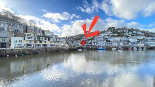 West Looe Apartment | On Season 4 of BBC 1s BEYOND PARADISE - Prospect House is TWO PRIVATE APARTMENTS in this 17th CENTURY COTTAGE - Apartment 2 has a KIDS CABIN BUNK ROOM - Book both apartments for ONE LARGE HOUSE with Connecting Door In Lobby - FREE PUBLIC PARKING OUTSIDE