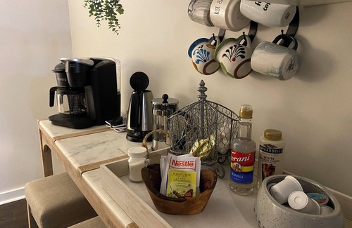 Savannah House | On-site Laundry, ample and secure parking, Fast Wi-Fi, only 10 mi from 1-95