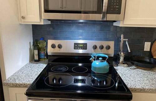 Savannah House | On-site Laundry, ample and secure parking, Fast Wi-Fi, only 10 mi from 1-95