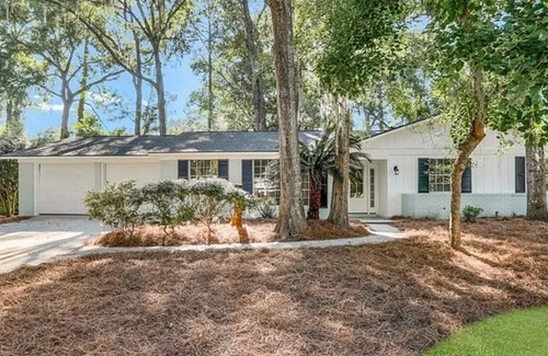 Savannah House | On-site Laundry, ample and secure parking, Fast Wi-Fi, only 10 mi from 1-95