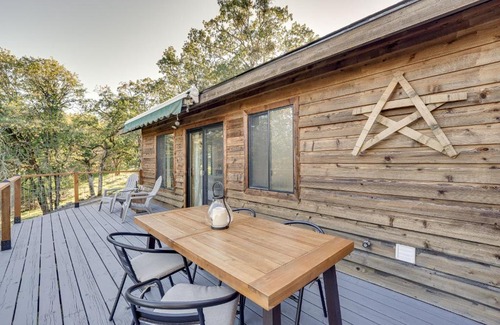 Central Point House | On-Site Winery and Tasting Room Oregon Bungalow!