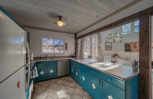 Nathrop House | On Splendid Pond- Breathtaking Views- Private Fishing Pond