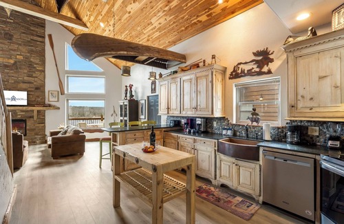 Branson House | On Table Rock Shoreline-Access & Views! Pvt Hot Tub-Billiards-Boat Slip-Community Amenities!