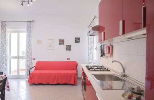 Lacona Apartment | On the ground floor and with an equipped veranda, it consists of a small living room with kitchen co
