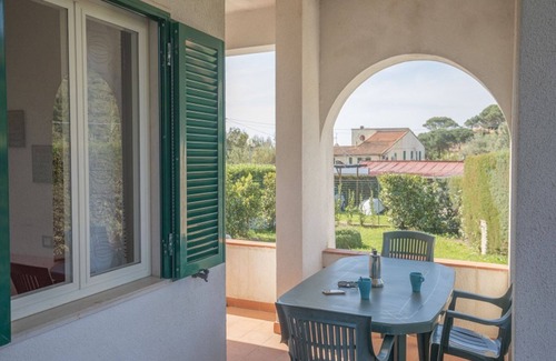 Lacona Apartment | On the ground floor and with an equipped veranda, it consists of a small living room with kitchen co