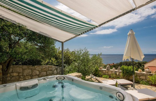 Miholascica House | On the island of Cres, in the small quiet coastal village of Miholascica, you will find this comfort