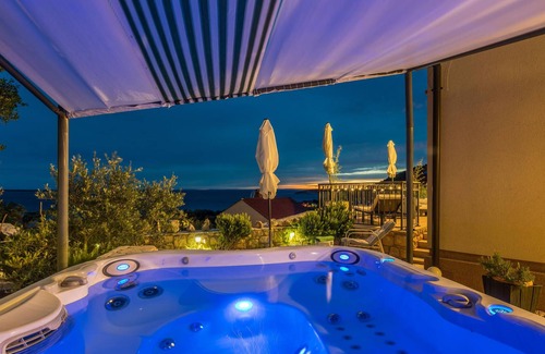 Miholascica House | On the island of Cres, in the small quiet coastal village of Miholascica, you will find this comfort