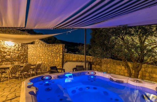 Miholascica House | On the island of Cres, in the small quiet coastal village of Miholascica, you will find this comfort