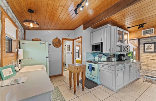 Canyon Lake Cabin | ON the River! Free Paddleboards, Kayaks, Tubes, Fishin' Gear -Boutique Gem for 6