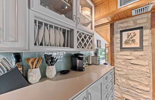 Canyon Lake Cabin | ON the River! Free Paddleboards, Kayaks, Tubes, Fishin' Gear -Boutique Gem for 6