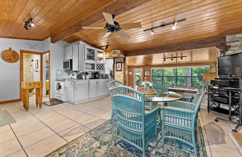 Canyon Lake Cabin | ON the River! Free Paddleboards, Kayaks, Tubes, Fishin' Gear -Boutique Gem for 6