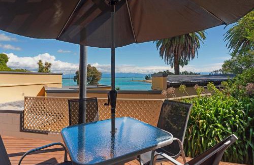 Britannia Heights House | On The Rocks