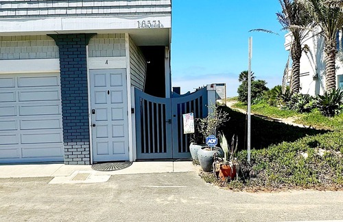 Santa Ana Heights Apartment | On the Sand! Lovely Cape Cod 2 Bdrm Upstairs Apartment in charming Sunset Beach!