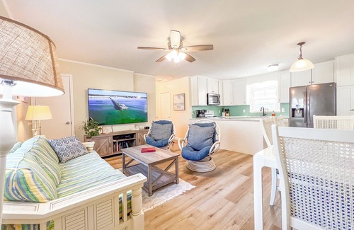 Crystal Coast House | On the water with kayaks and a launch, 5 mins from beach, Everything you need!