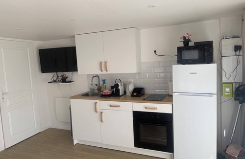 Oncy-sur-Ecole House | Oncy mini house relaxes. Pets allowed