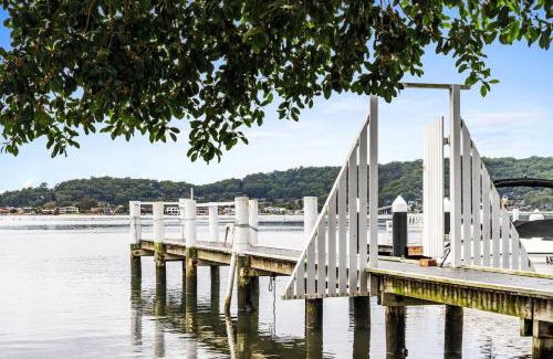 Woy Woy House | Ondina Cottage - Serene Waterfront Haven with Jetty