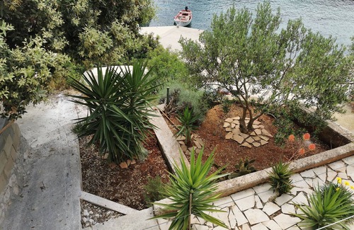Pokrivenik Apartment | One bedroom apartment near beach Cove Pokrivenik, Hvar (A-18955-a)