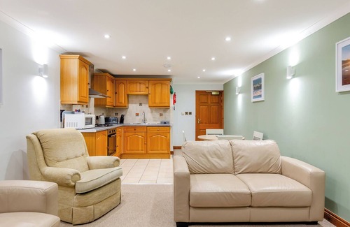 Newquay Apartment | One bedroom apartment with one twin and en suite W.