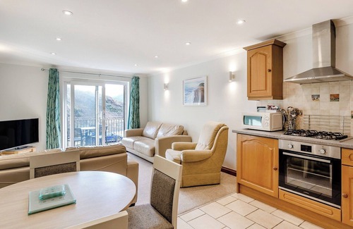 Newquay Apartment | One bedroom apartment with one twin and en suite W.