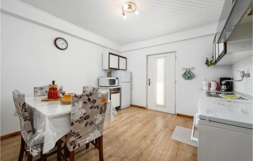 Makovci Apartment | One-Bedroom Apartment Groznjan 01