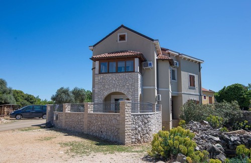 Punta Kriza Apartment | One bedroom apartment with terrace Punta križa, Cres (A-8082-b)