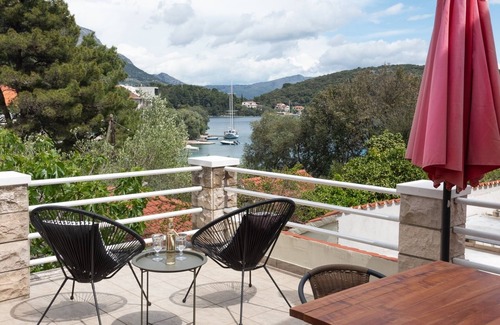 Cove Tri Zala (Zrnovo) Apartment | One bedroom apartment near beach Žrnovska Banja, Korčula (A-5203-c)