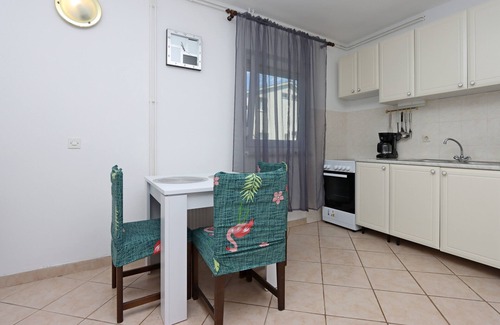 Rab Town Apartment | One bedroom apartment near beach Supetarska Draga - Gonar, Rab (A-18650-b)