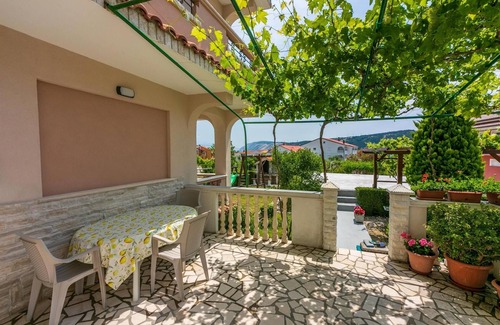 Lopar Apartment | One bedroom apartment with terrace Lopar, Rab (A-18388-b)