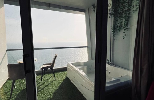 Ash Shati Apartment | One bedroom apartment with a great view of the Red Sea with two balconies.
