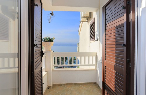 Tice Apartment | One bedroom apartment with terrace and sea view Balića Rat, Omiš (A-2753-b)