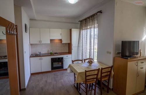 Rab Town Apartment | One bedroom apartment with balcony and sea view Supetarska Draga - Gornja, Rab (A-21380-a)