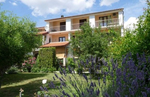 Banjol Apartment | One bedroom apartment with balcony Banjol, Rab (A-22362-d)