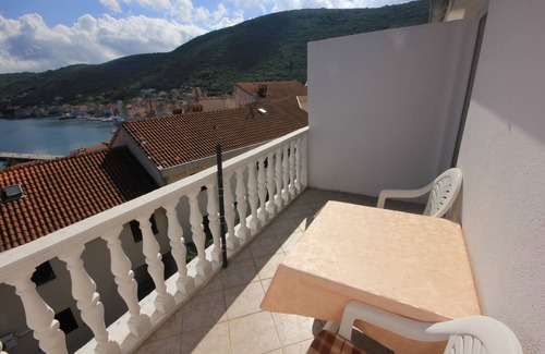 Cove Rogacic Apartment | One bedroom apartment with terrace and sea view Vis (A-8531-b)