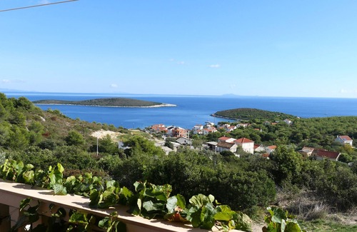Rukavac Apartment | One bedroom apartment with terrace and sea view Rukavac, Vis (A-8839-a)