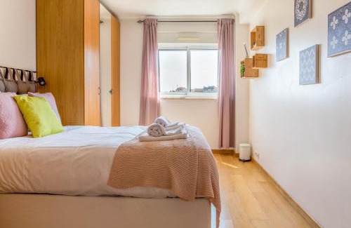 Beato Apartment | One Bedroom Apartment with Stunning River Views and Private Rooftop!