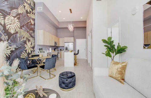 Northeast Miami Condo | One Bedroom Condo King Bed With City Views