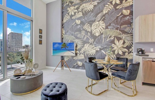 Northeast Miami Condo | One Bedroom Condo King Bed With City Views