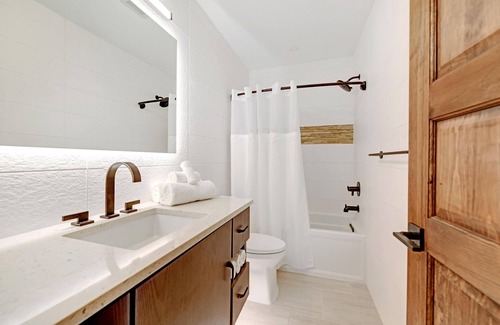 Holmes Beach Resort | One Bedroom Double Queen (2 Queens) Pool View Luxury Suites