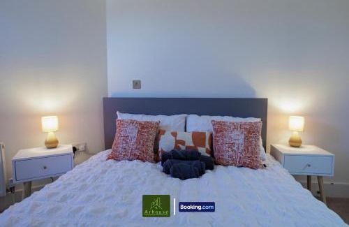 Grove Apartment | One Bedroom Apartment By Arhouse Apartments Short Lets & Serviced Accommodation Kingston With Free WiFi