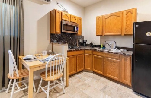 Woodland Hills House | one bedroom guest house, furnished charming private location luxury neighborhood