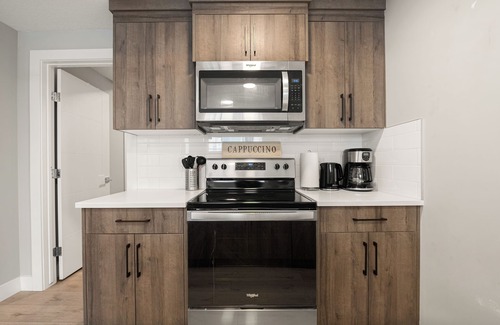 Hillhurst Apartment | One Bedroom home, Central Hillhurst, Sleeps 3, Insuite Laundry